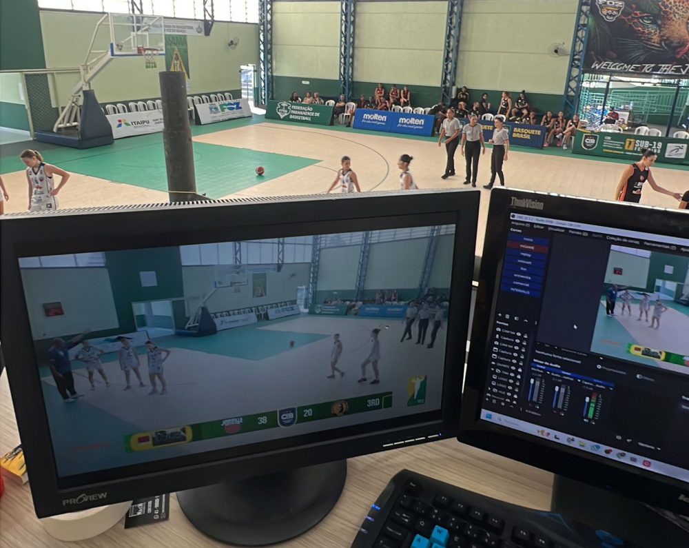 Transmissão esportiva em quadra com operação ao vivo