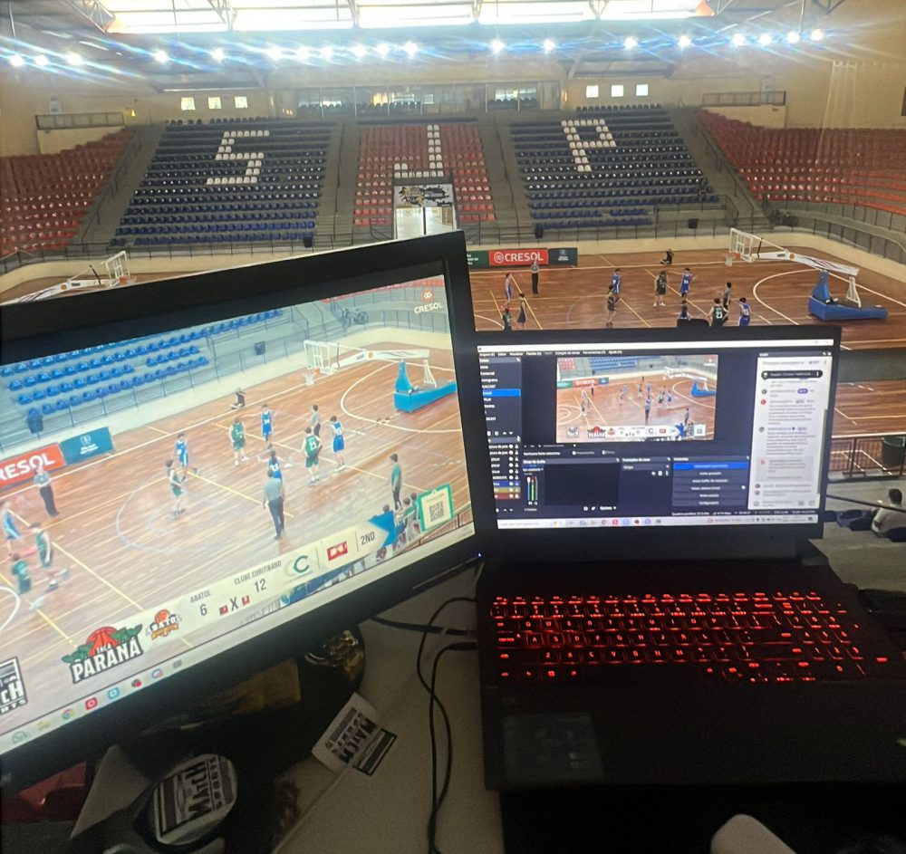 Operação técnica com notebook e transmissão ao vivo
